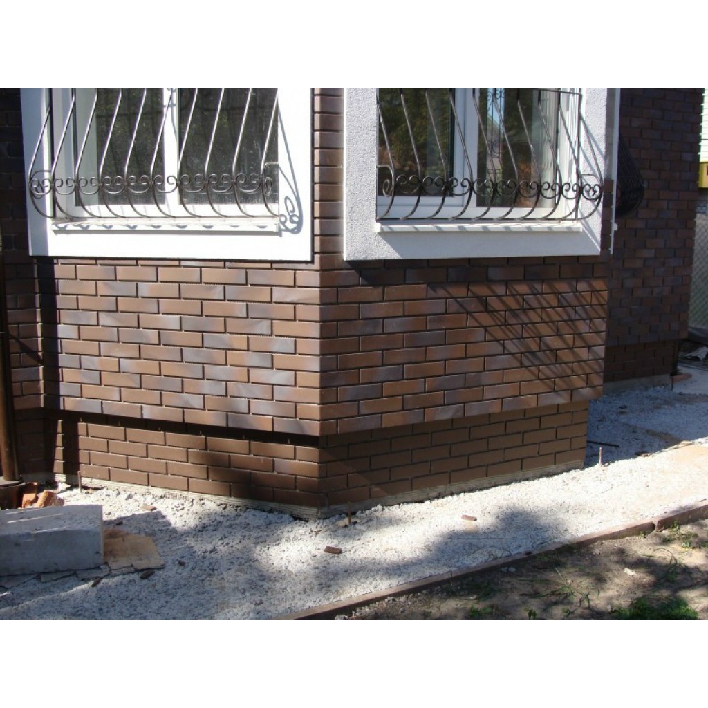 Западающий цоколь. Западающий цоколь. Выступающий цоколь. Кладка в один кирпич схема для цоколя фундамента. Стык кирпичной кладки и цоколя.